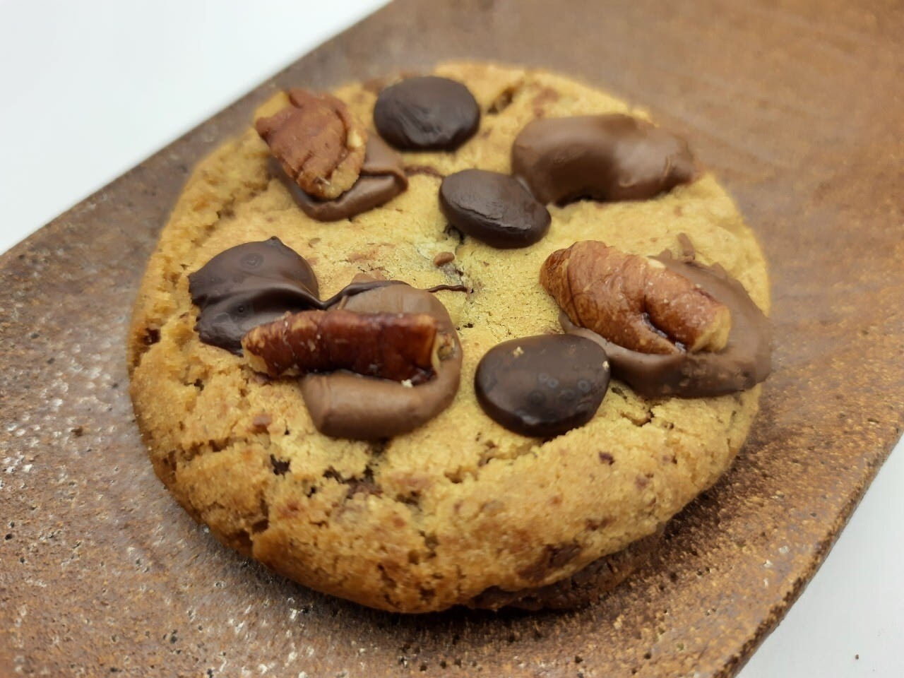 Soft milk chocolate and pecan cookies, 4 pack