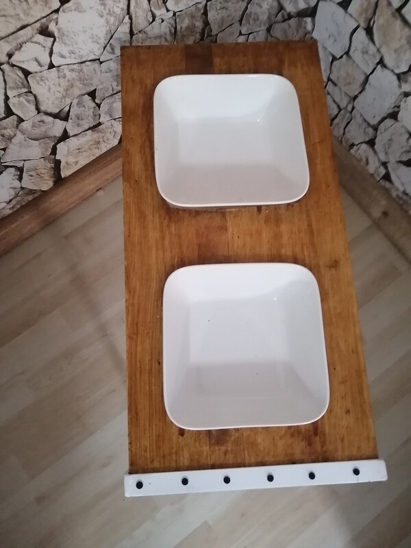 Dog and Cat Feeding Station . Nandi (Sweet)