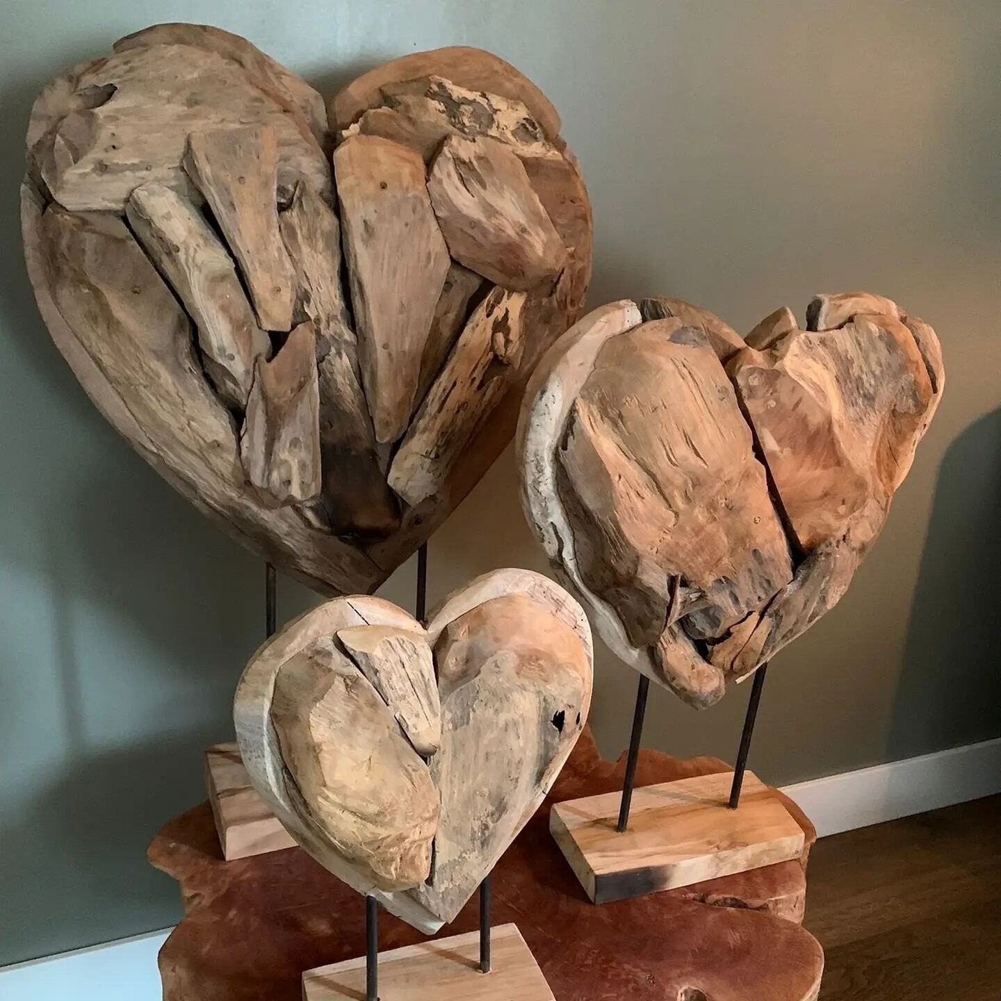 Houten hart teakhout op standaard