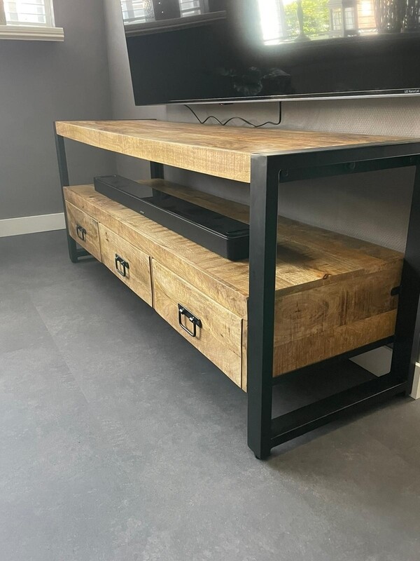 Britt tv meubel 3 lades 150cm Britt tv meubel 3 lades 150cm