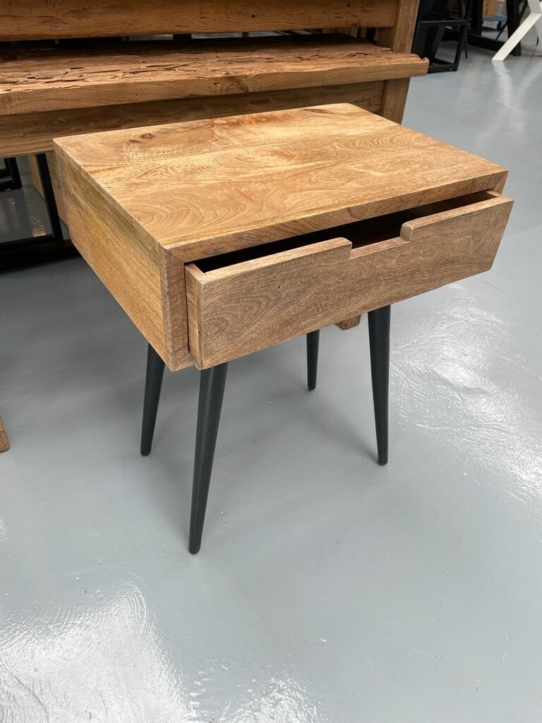 Nachtkastje / bijzettafel mangohout