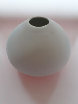 RÄDER rundliche Vase weiß aus mattem Porzellan