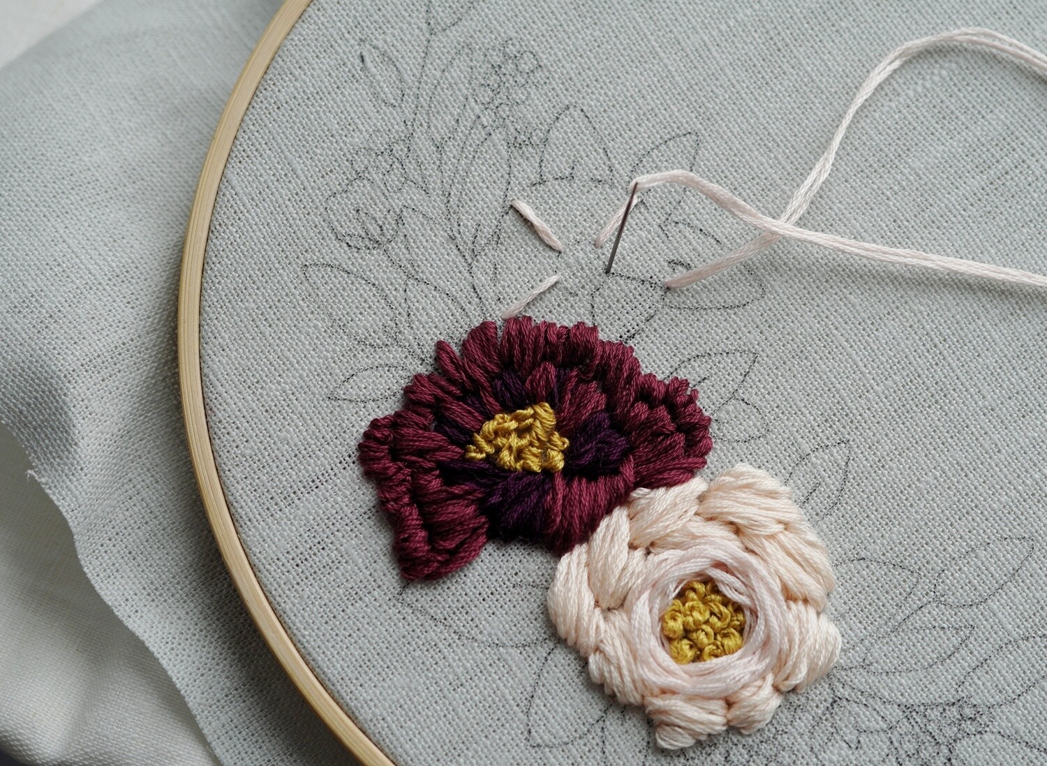 "Garden roses and burgundy dahlia" pdf pattern 20 cm (8")