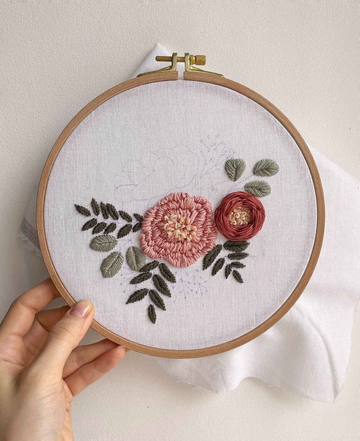 "Mauve roses and wax flowers" pdf pattern 20 cm (8"), 19 cm + video tutorial