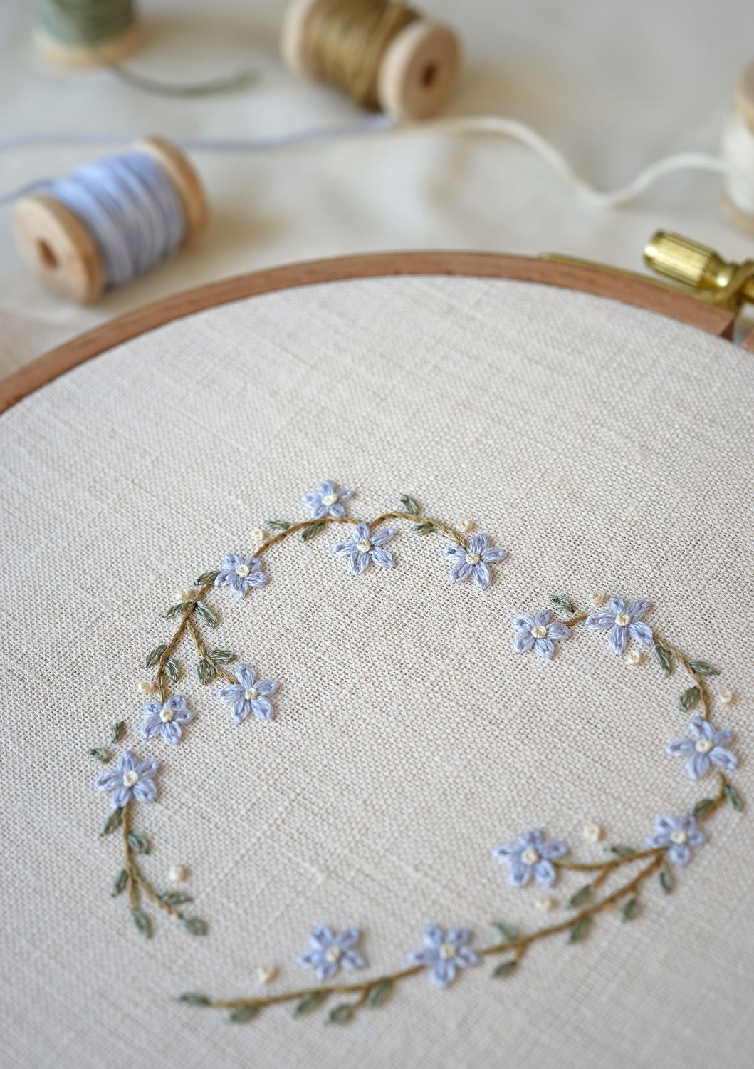 FREE embroidery pattern "Flower wreath. Forget-me-nots"