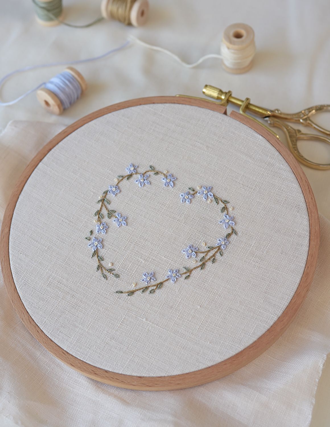 FREE embroidery pattern &quot;Flower wreath. Forget-me-nots&quot;