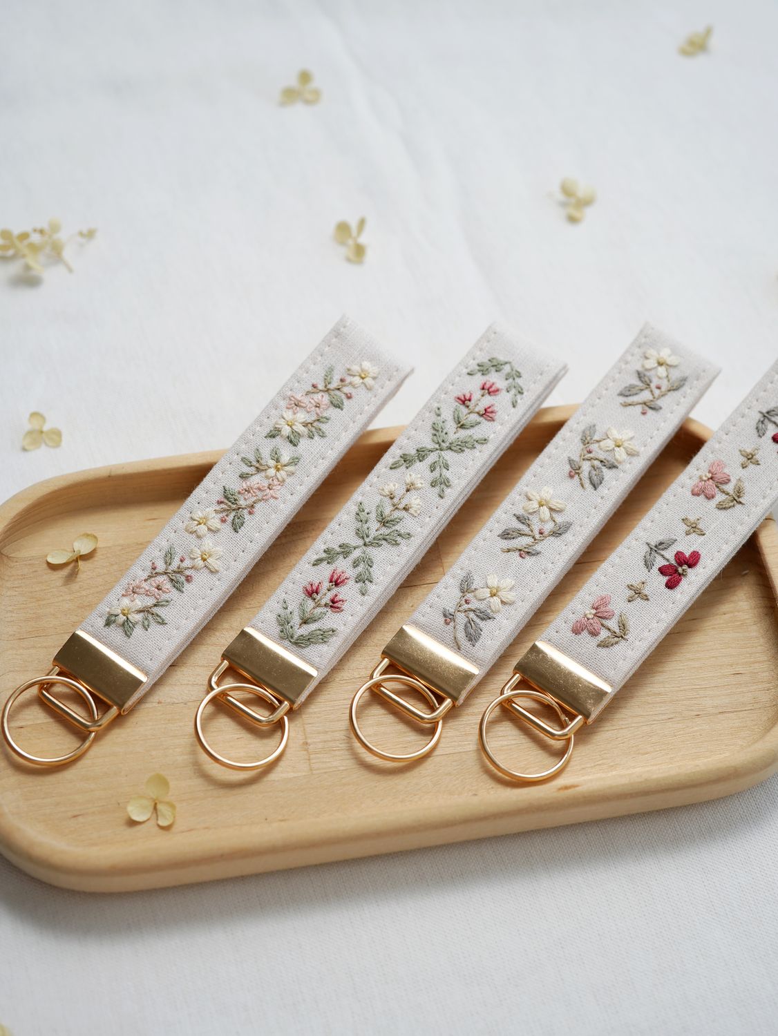 DIY tutorial for wristlet keychains with embroidery (video tutorial, patterns, guide)