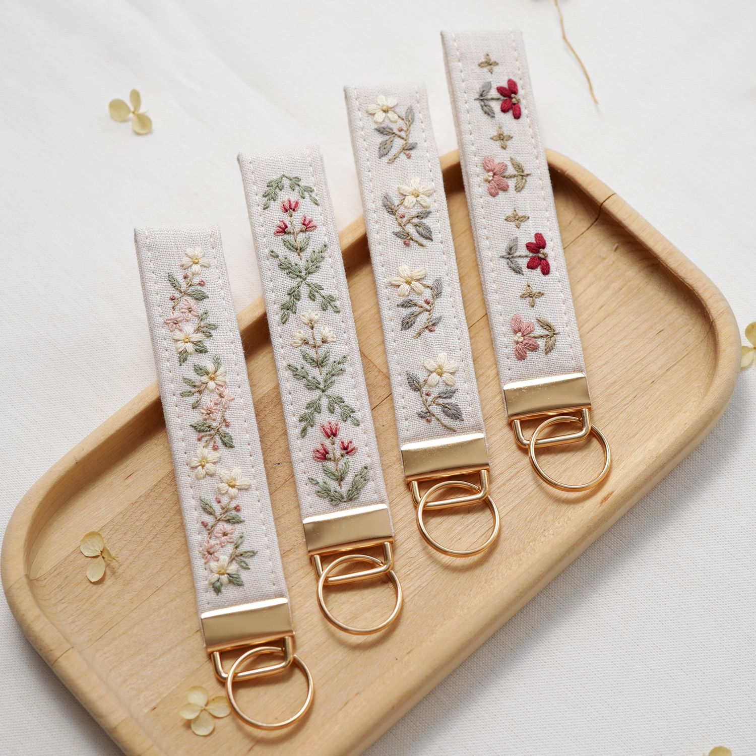 DIY tutorial for wristlet keychains with embroidery (video tutorial, patterns, guide)