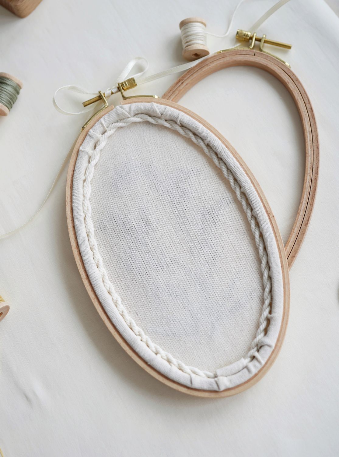 "Vintage botany. Forget-me-nots" embroidery pattern for oval hoop + video tutorial