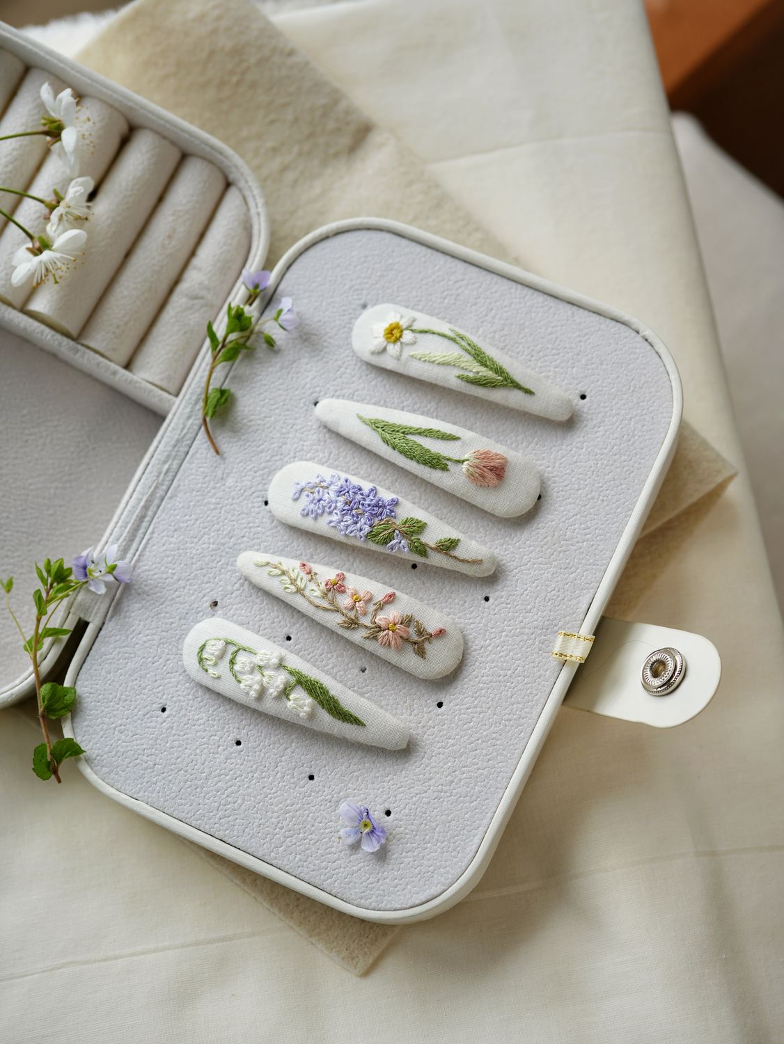 DIY tutorial - embroidered hair clips