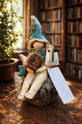 Aardmannetje met boek 📚