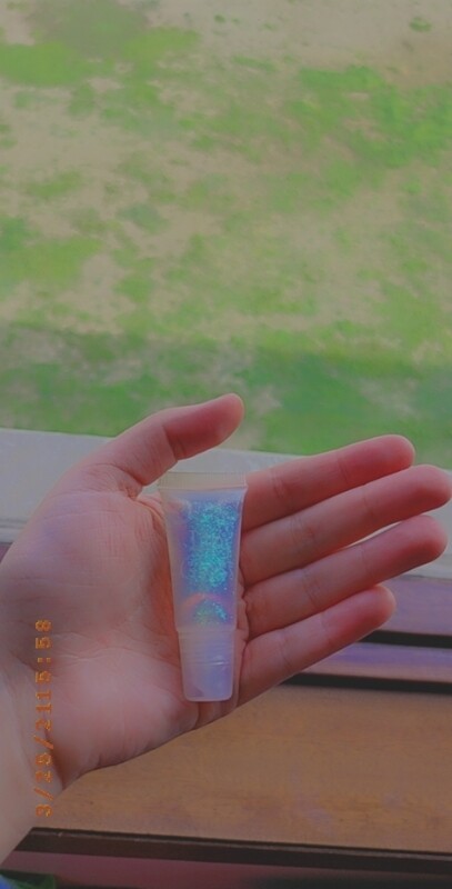 Glittery transparent gloss