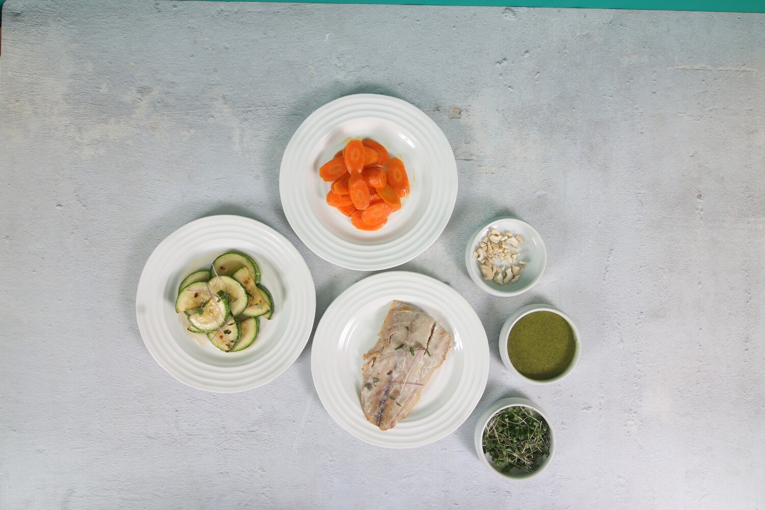 Huachinango en salsa cilantro acompañado de zanahoria, calabaza adornado con nuez de la India y  microverdes