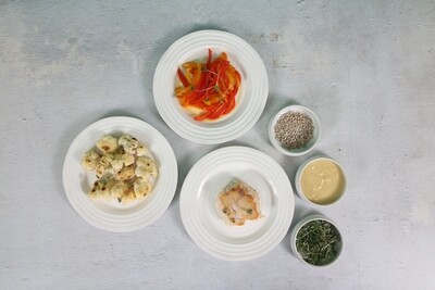 Pollo en salsa aceituna acompañado de coliflor, pimientos adornado con semilla girasol y  microverdes