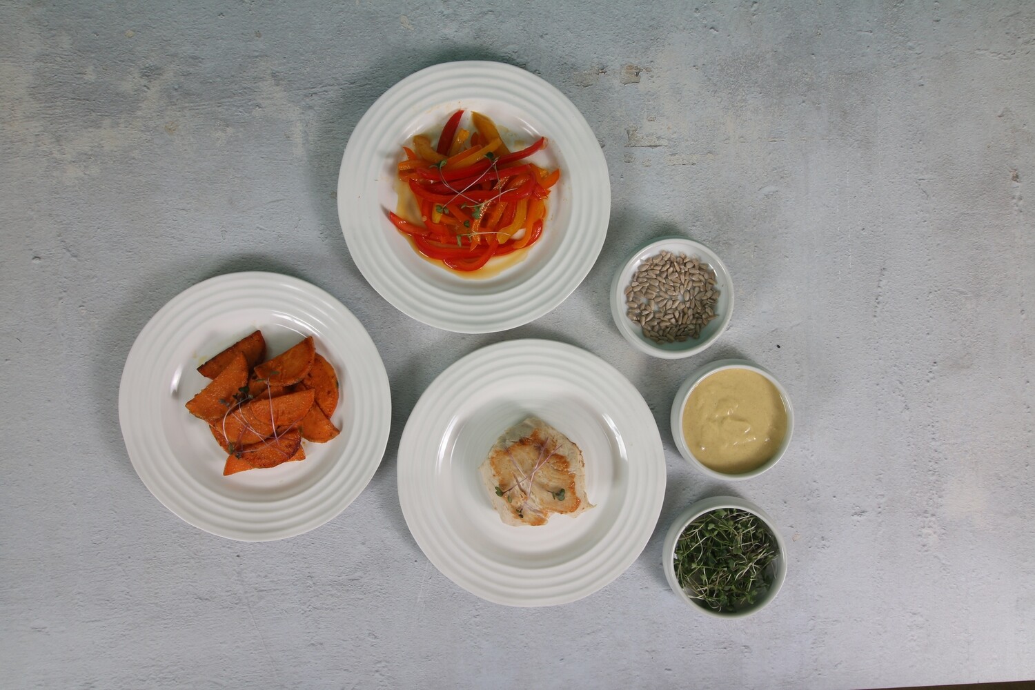 Pollo en salsa aceituna acompañado de camote, pimientos adornado con semilla girasol y  microverdes