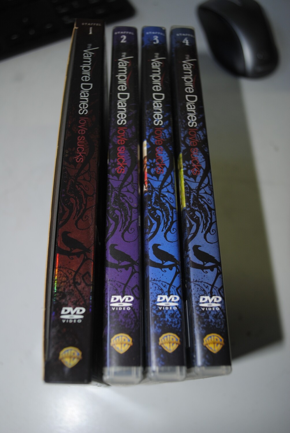 THE VAMPIRE DIARIES LOVE SUCKS STAFFEL 1-4 auf DVD