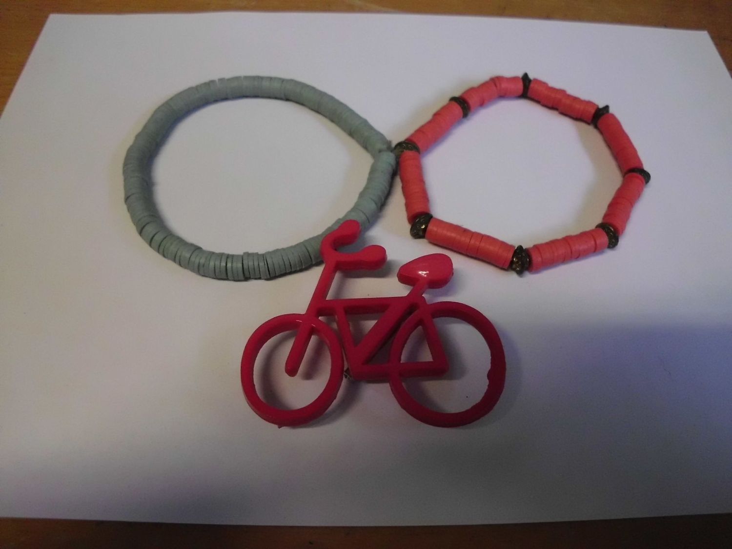 Armbänder und Brosche