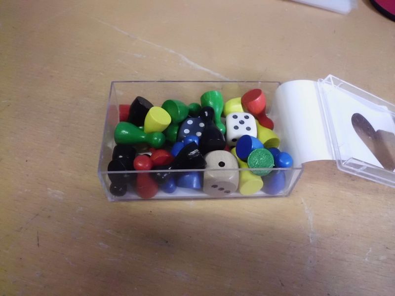 Spielfigurenset mit Würfel