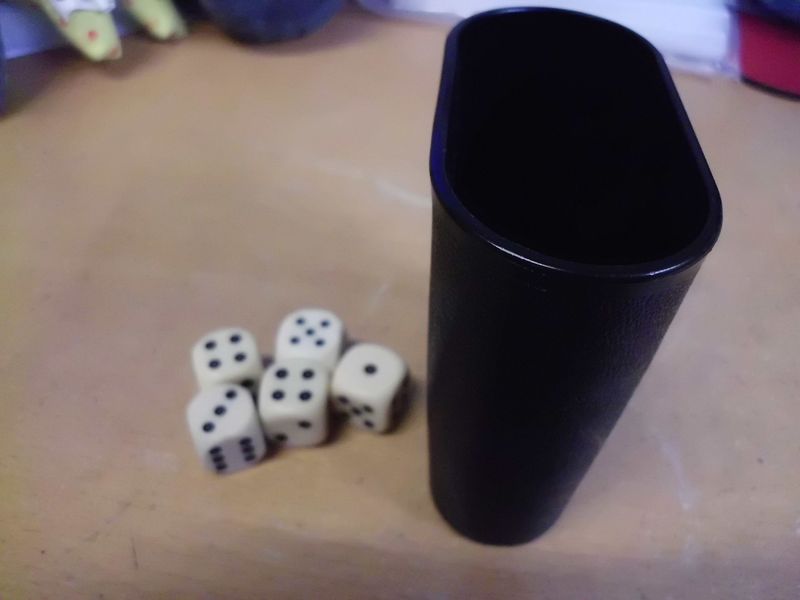 Kunststoff Würfelbecher mit 5 Würfel Kunststoff Würfelbecher mit 5 Würfel