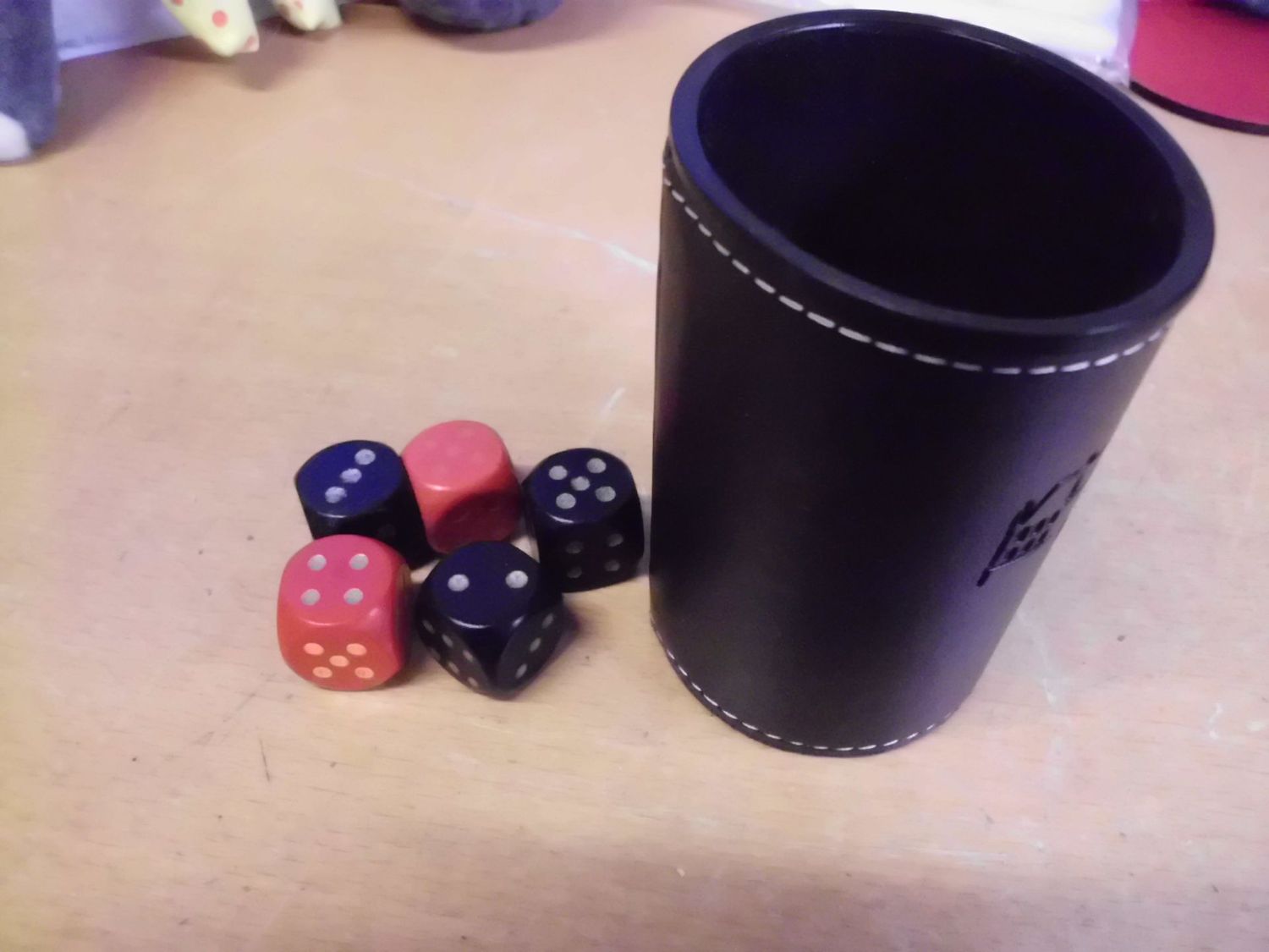 Kunststoff Würfelbecher mit 5 Würfel