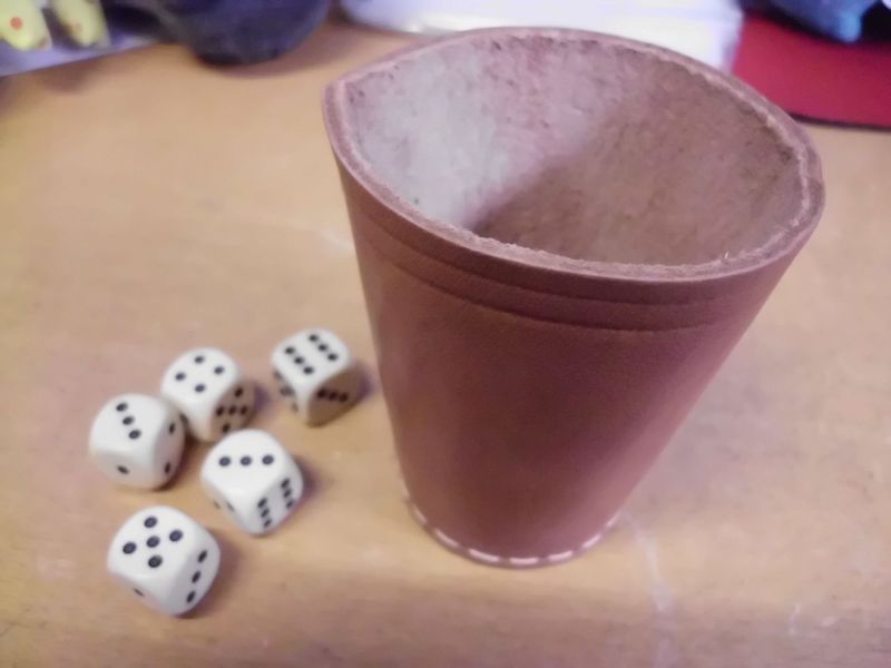 Leder Würfelbecher mit 5 Würfeln Leder Würfelbecher mit 5 Würfeln