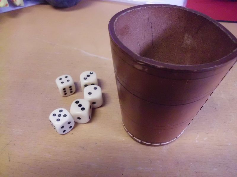 Leder Würfelbecher mit 5 Würfeln Leder Würfelbecher mit 5 Würfeln
