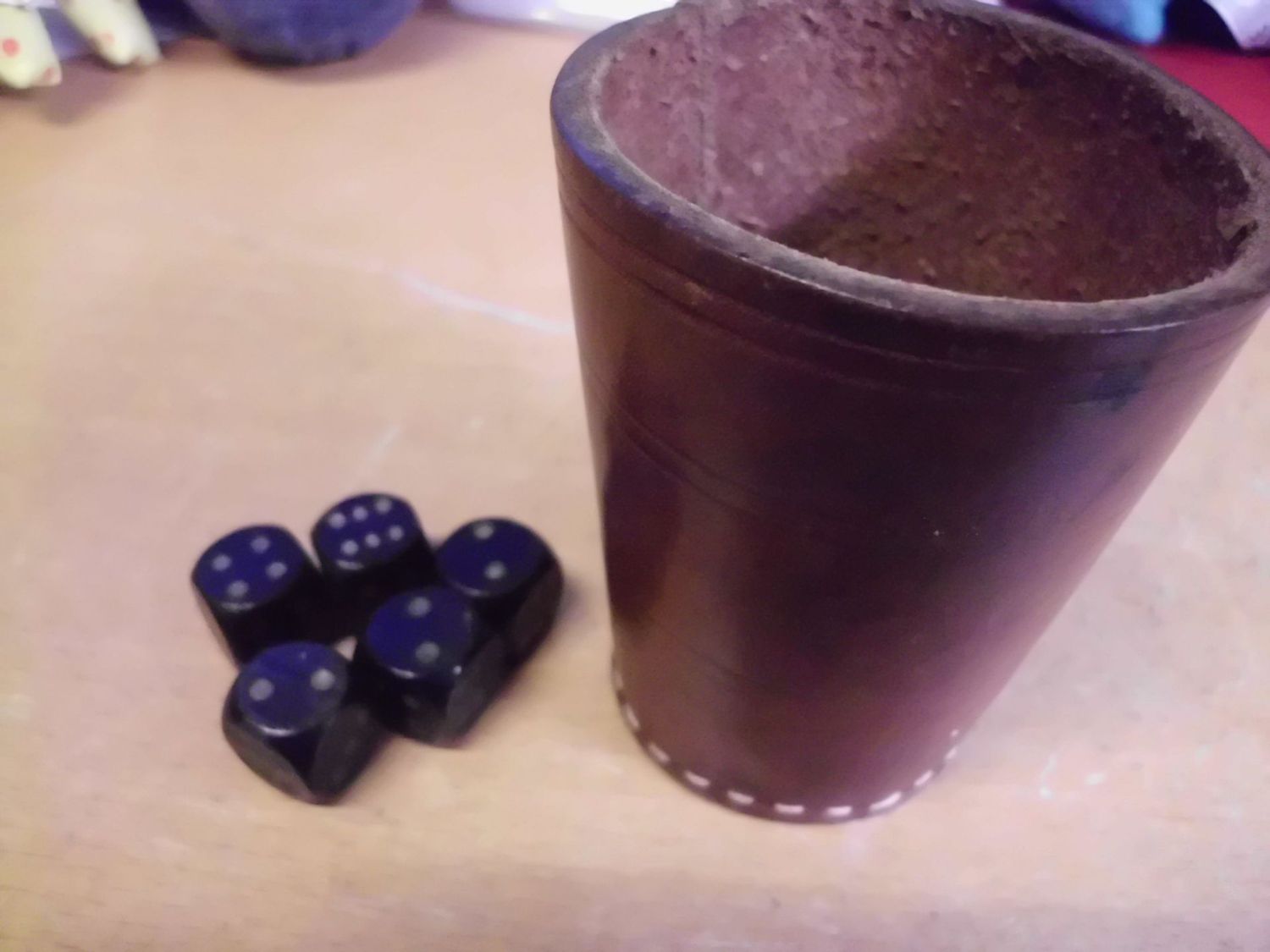 Leder Würfelbecher mit 5 Würfeln