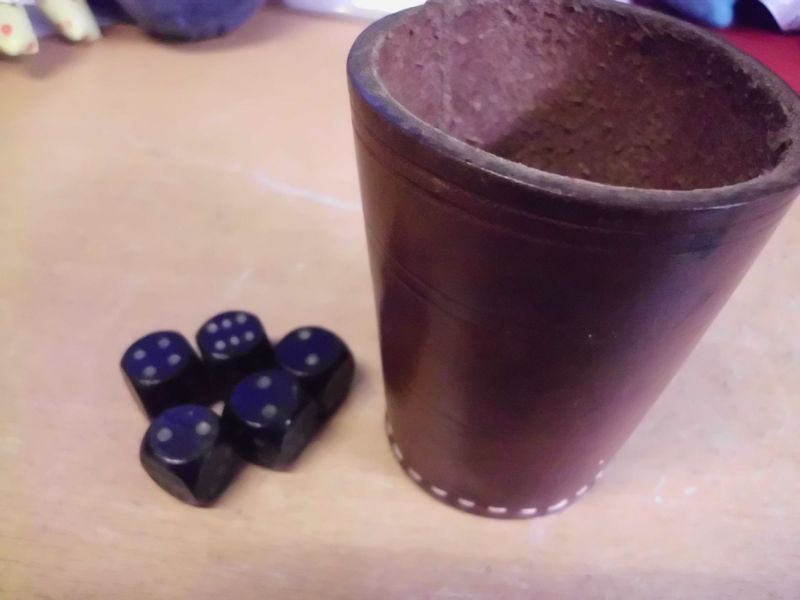 Leder Würfelbecher mit 5 Würfeln Leder Würfelbecher mit 5 Würfeln
