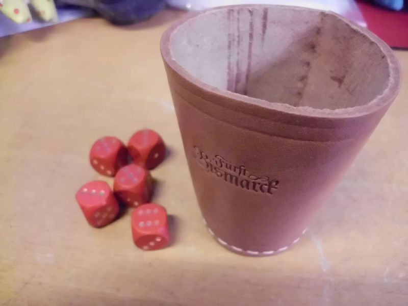 Leder Würfelbecher mit 5 Würfeln Leder Würfelbecher mit 5 Würfeln