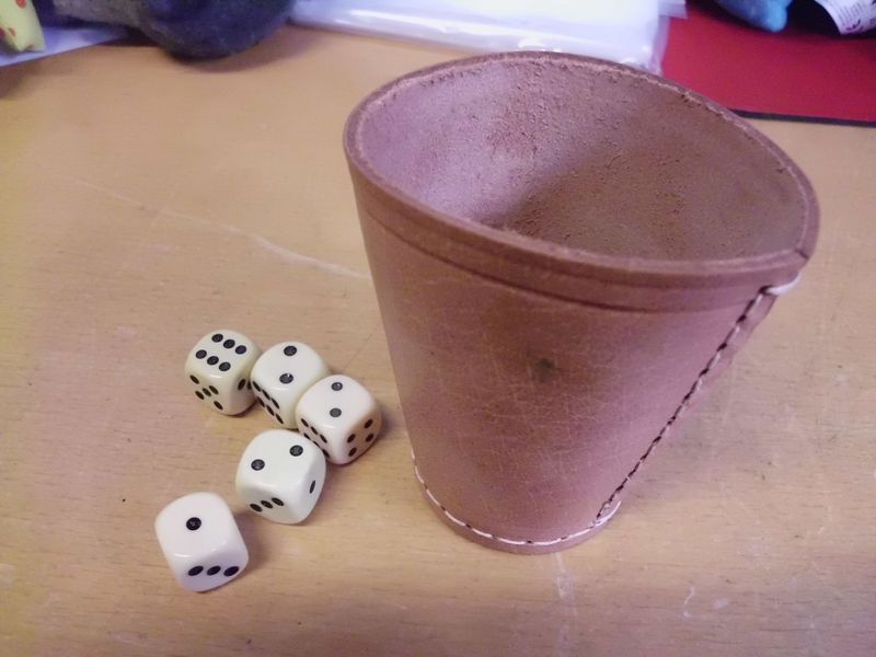 Leder Würfelbecher mit 5 Würfeln Leder Würfelbecher mit 5 Würfeln