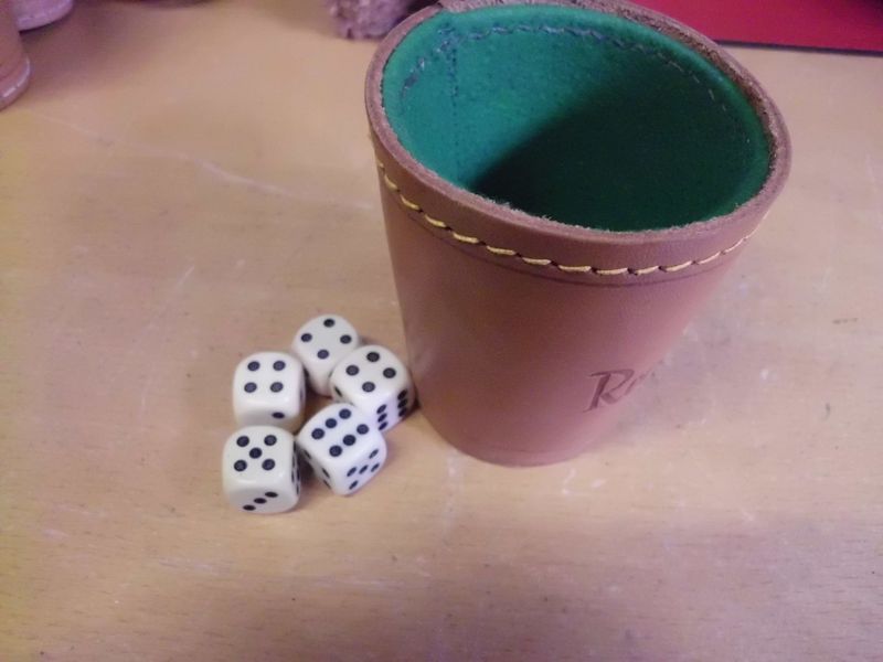 Leder Würfelbecher mit 5 Würfeln Leder Würfelbecher mit 5 Würfeln