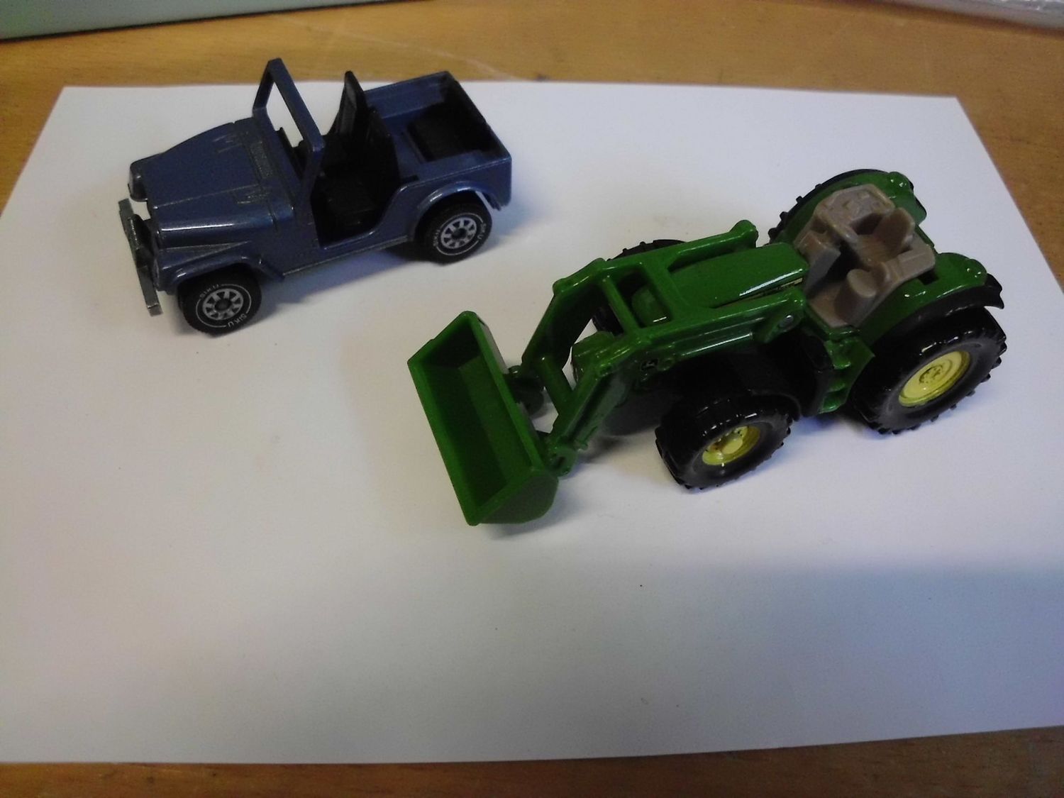 Spielzeug Jeep und Trecker