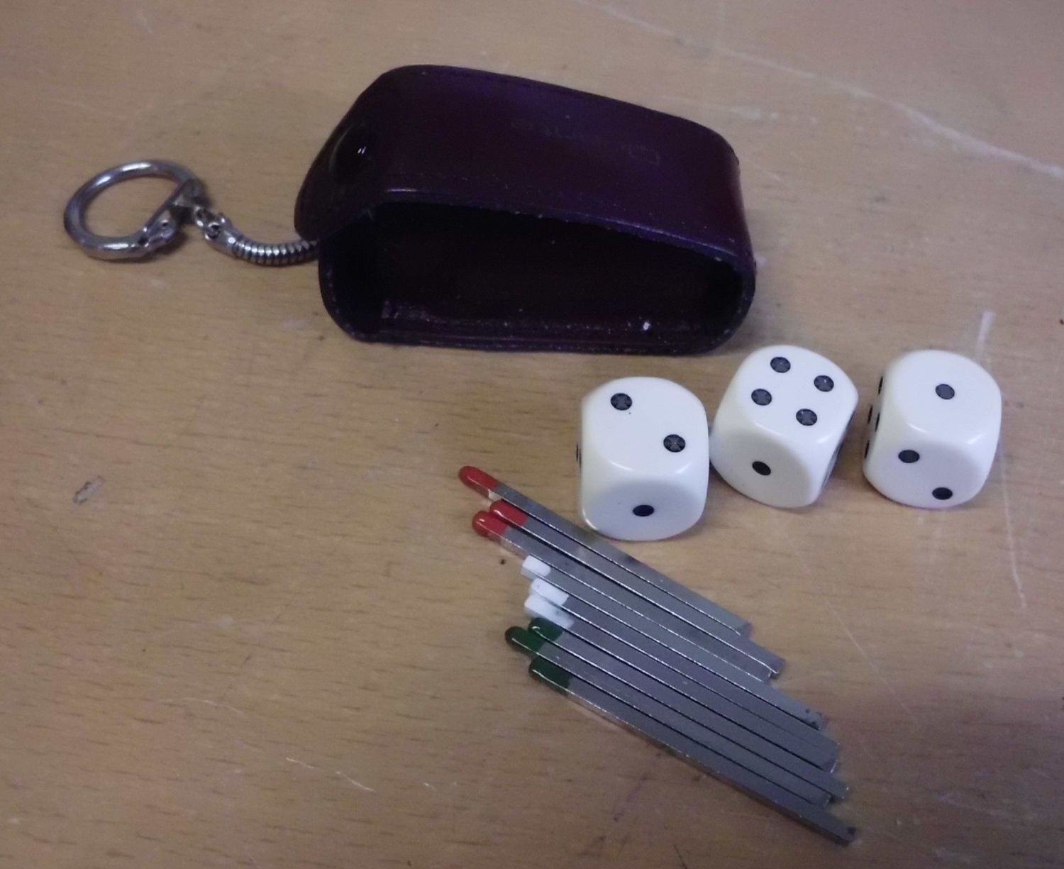Etui mit 3 Würfeln & 3x3 Metallstäbchen mit farbigen Spitzen für Würfel- und Partyspiele, Streichholzziehen