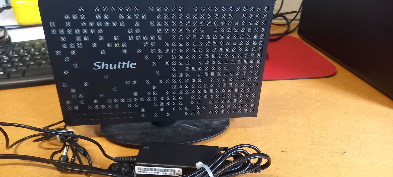 Shuttle mini PC mit Netzstecker