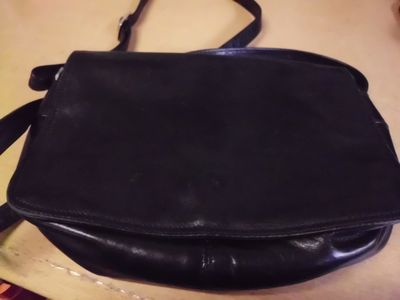 Handtasche schwarz mittelgroß