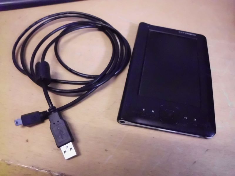 ebook Reader mit Ladekabel