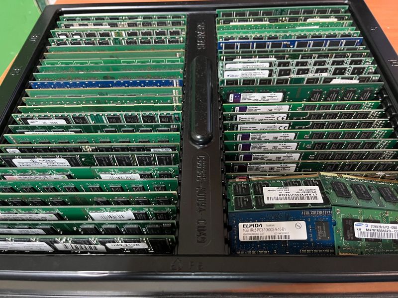 45x RAM Riegel + 17x SO-Dimm