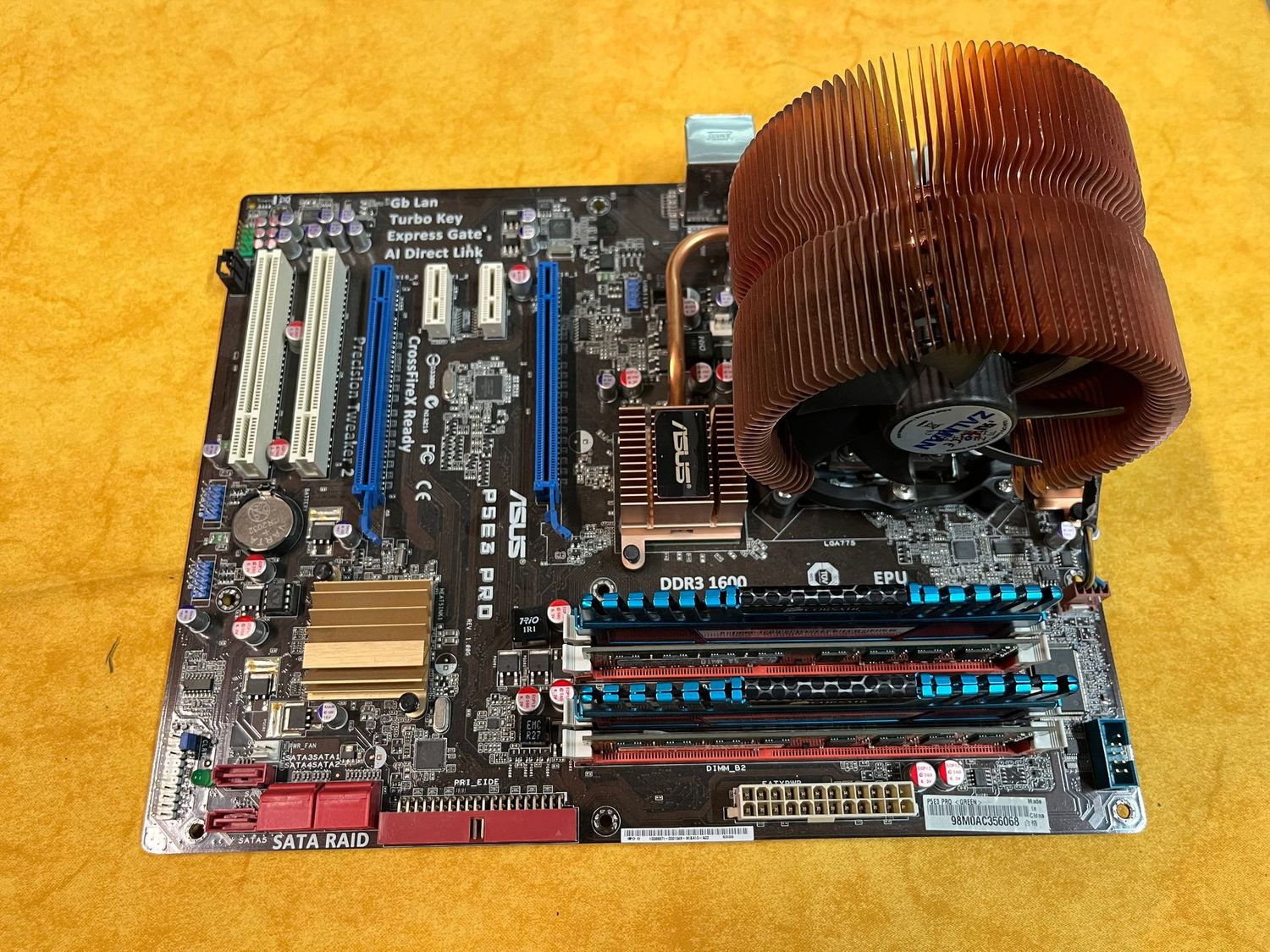 Mainboard, CPU, Kühler, Speicher und Netzteil