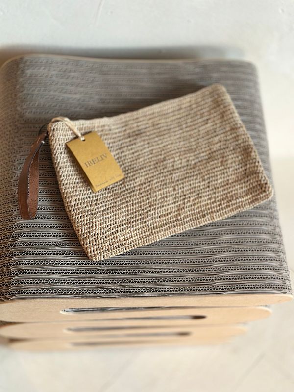 Ibeliv Ampy Clutch