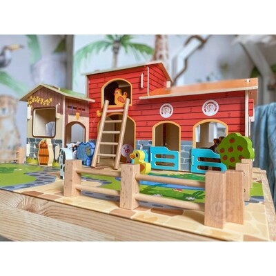 WOODEN FARM WITH ANIMALS