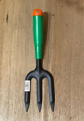 RASTRILLO DE MANO TRIDENTE DE JARDINERÍA