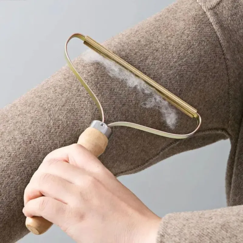 PEINE SACA PELOS DE MADERA
