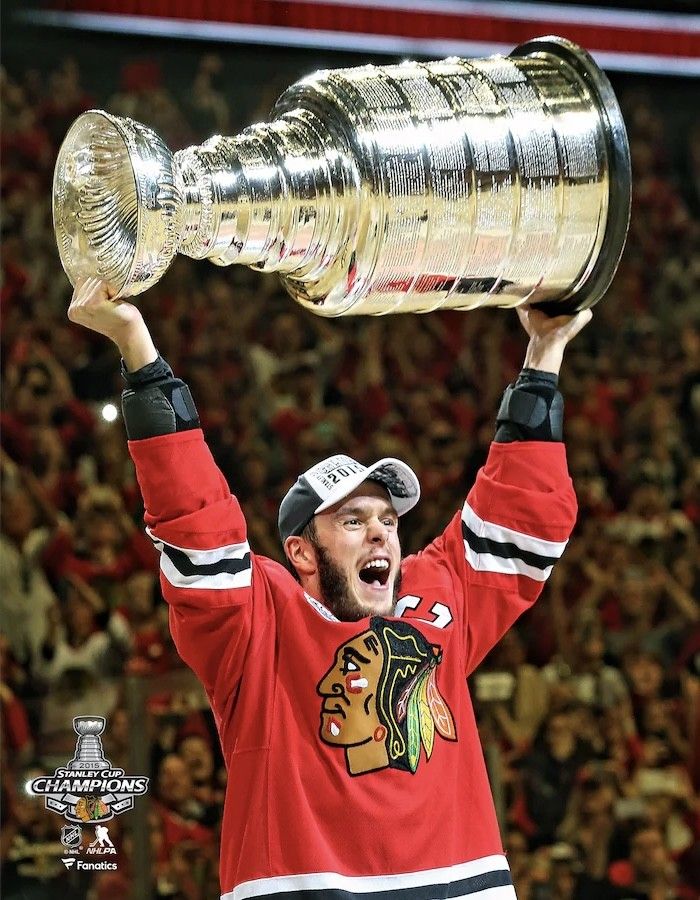 Jonathan Toews Signed 8x10 Photo (Beckett COA)