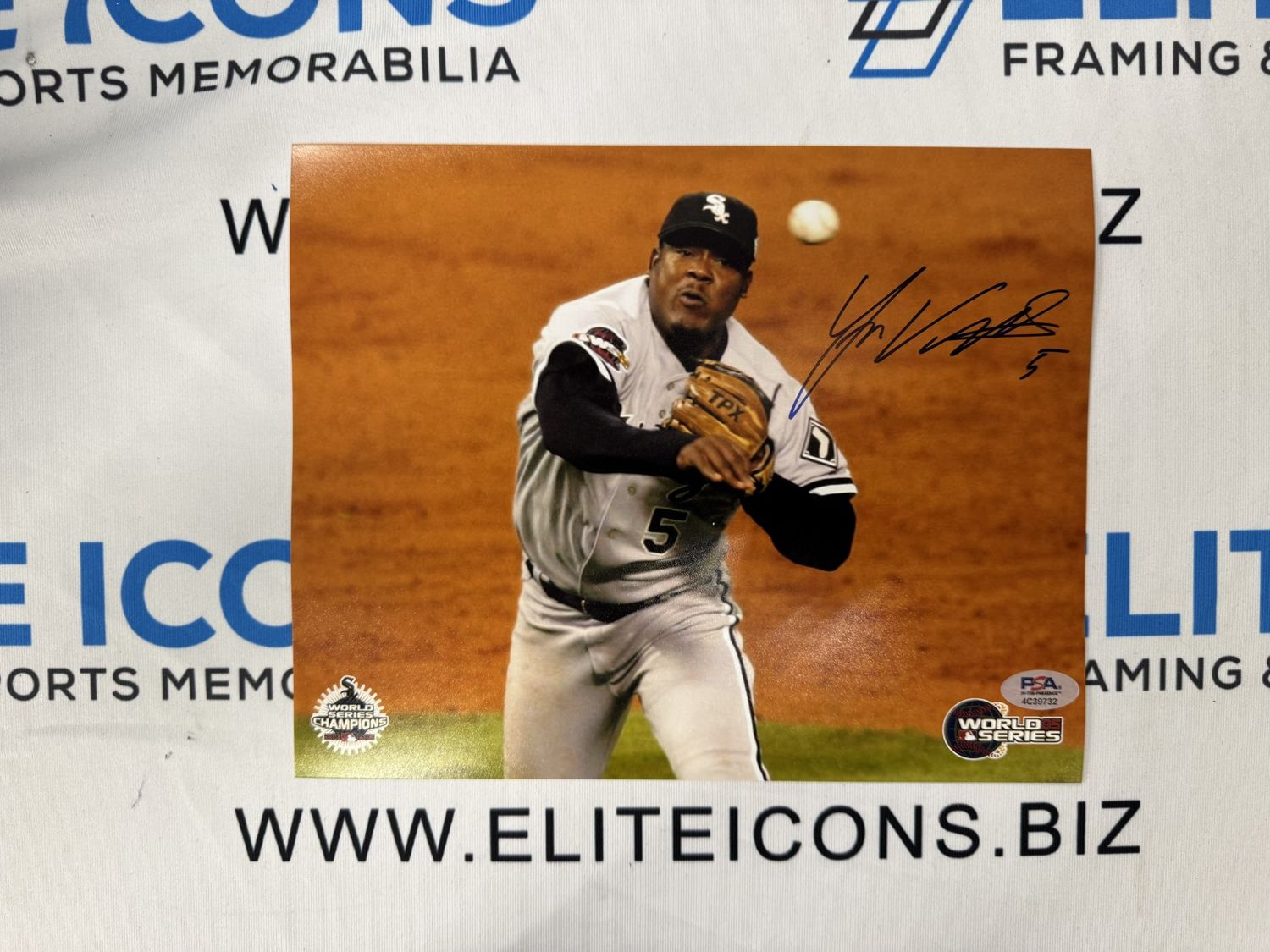 Juan Uribe Signed Last Out 8x10 Photo (PSA COA)