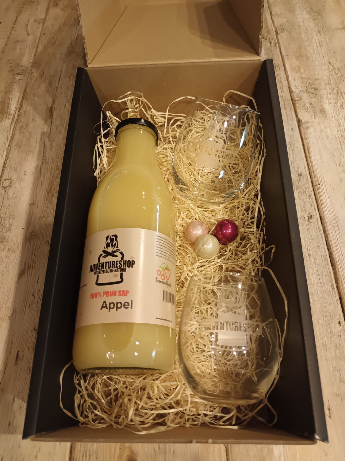 Geschenkverpakking met 100% Puur Sap (non alcoholische) met 2 glazen. Geschenkverpakking met 100% Puur Sap (non alcoholische) met 2 glazen.