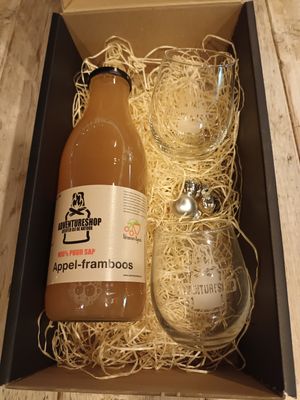 Geschenkverpakking met 100% Puur sap (non alcoholische) met 2 glazen.