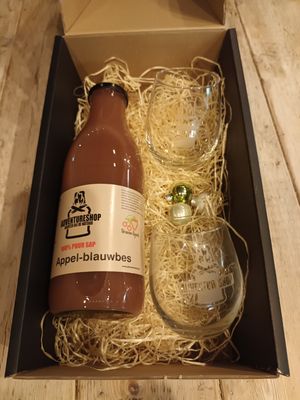 Geschenkverpakking met 100% Puur sap (non alcoholische) met 2 glazen.