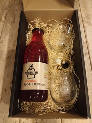 Geschenkverpakking met 100% Puur sap (non alcoholische) met 2 glazen.