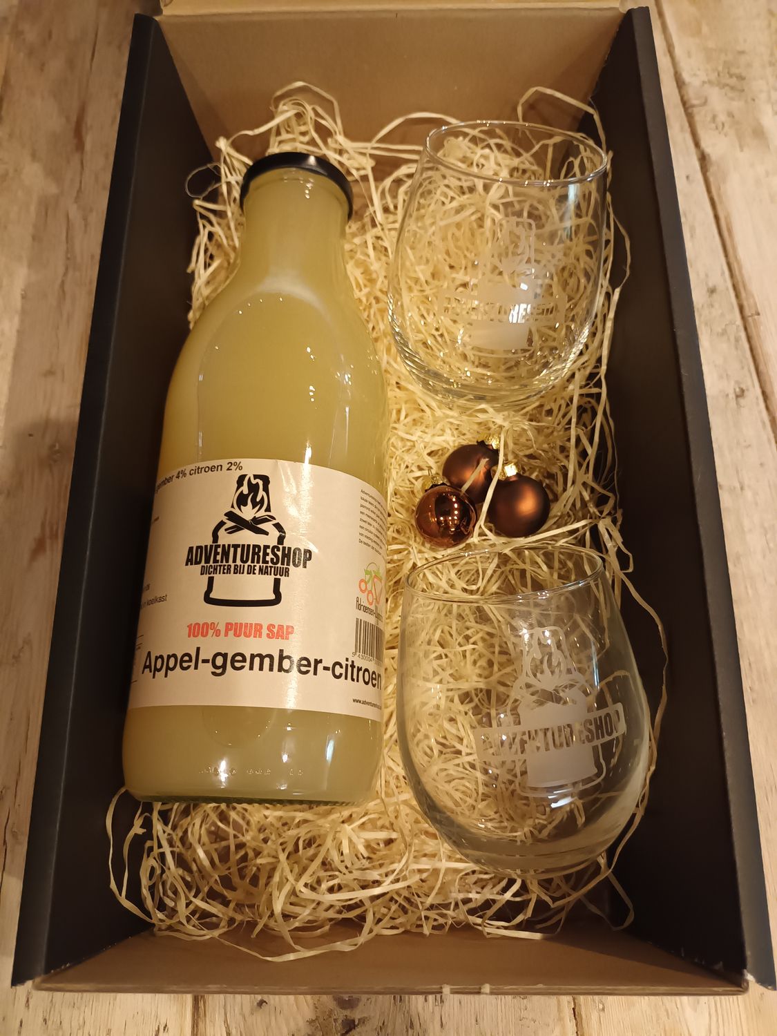 Geschenkverpakking met 100% Puur sap (non alcoholische) met 2 glazen. Geschenkverpakking met 100% Puur sap (non alcoholische) met 2 glazen.