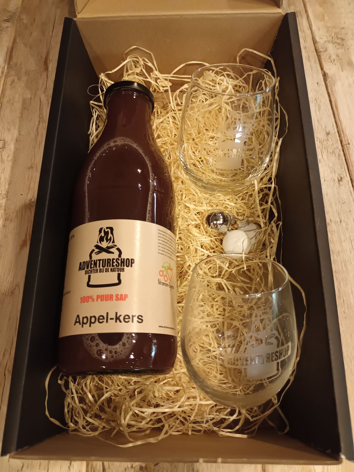 Geschenkverpakking met 100% Puur sap (non alcoholische) met 2 glazen.